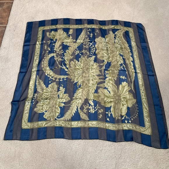 Scarf Navy and Gold - Picture 2 of 6